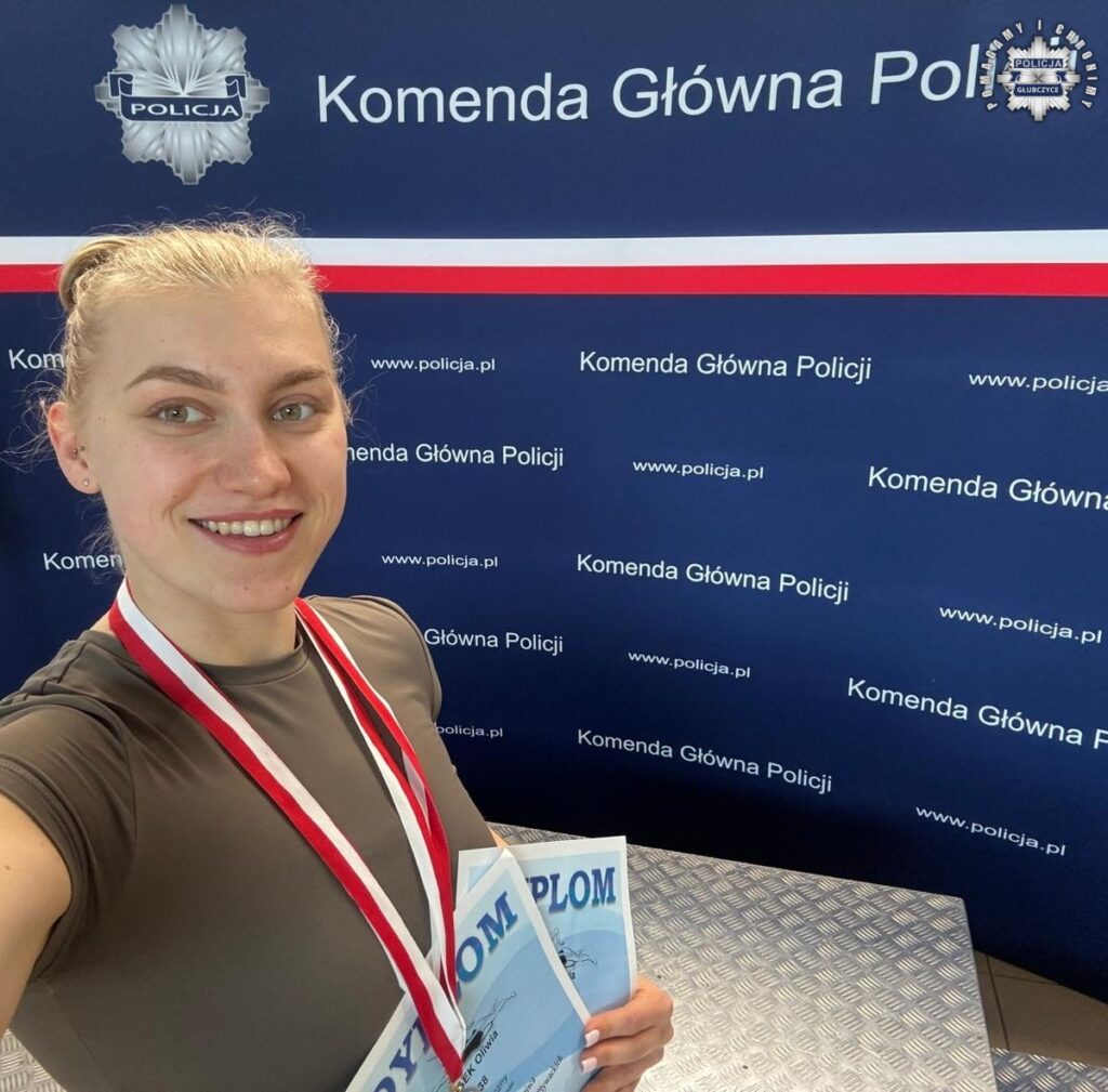207-296373-1024x1009 Podwójne złoto dla starszej posterunkowej Oliwii Mosek! Policjantka z Kietrza błyszczy na ogólnopolskich zawodach pływackich służb mundurowych