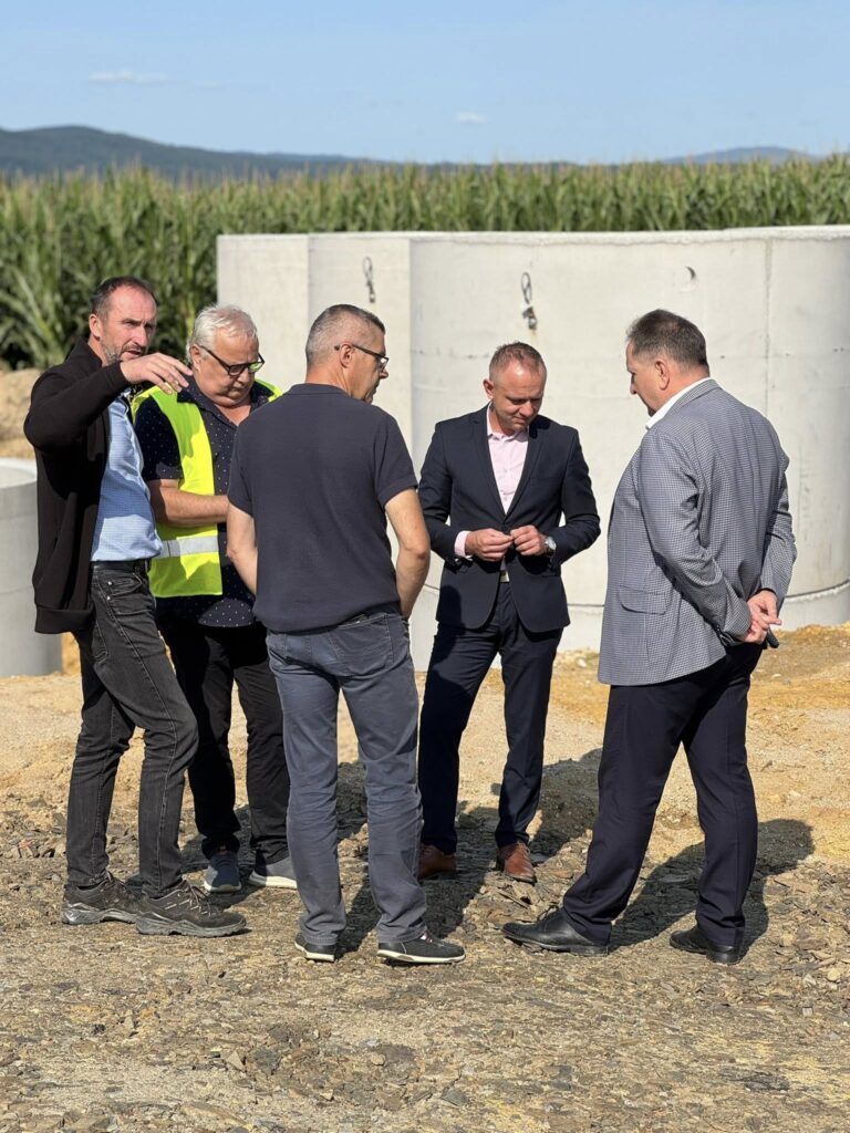 529249906_1235238955284523_2147601612850433778_n-768x1024 Krok milowy dla infrastruktury sanitarnej w miejscowości Równe