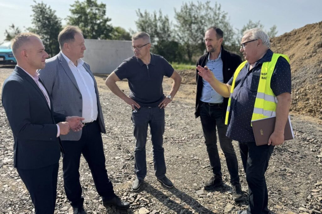 529407506_1235238941951191_7150105220065237309_n-e1754581857934-1024x680 Krok milowy dla infrastruktury sanitarnej w miejscowości Równe