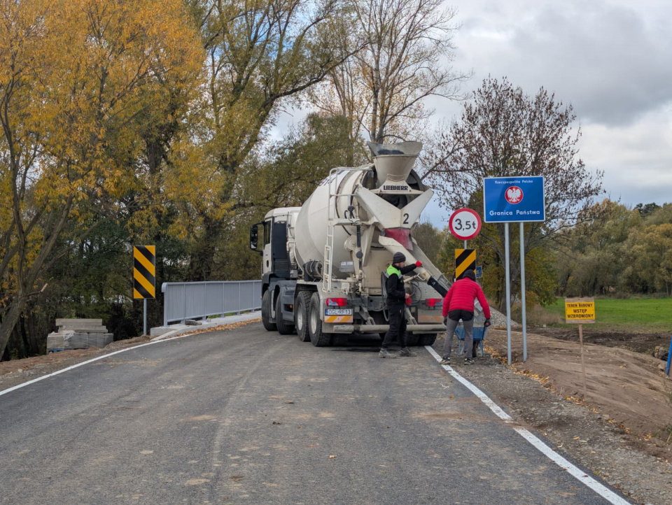 Mostu-w-Boboluszkach-2-fot.-starostwo-powiatowe-w-Glubczycach Dobiega końca remont mostu w Boboluszkach. Przeprawa znów połączy Polskę i Czechy
