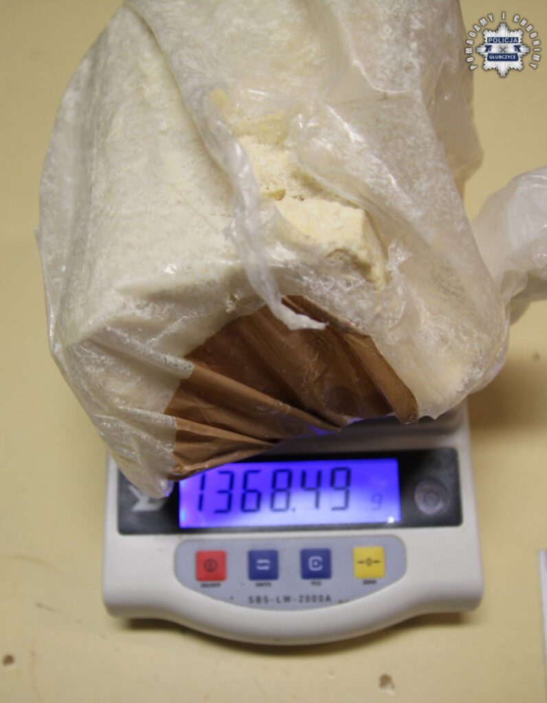 207-308449-796x1024 Głubczyccy policjanci rozbili grupę dilerów – zabezpieczono narkotyki warte 130 tys. zł