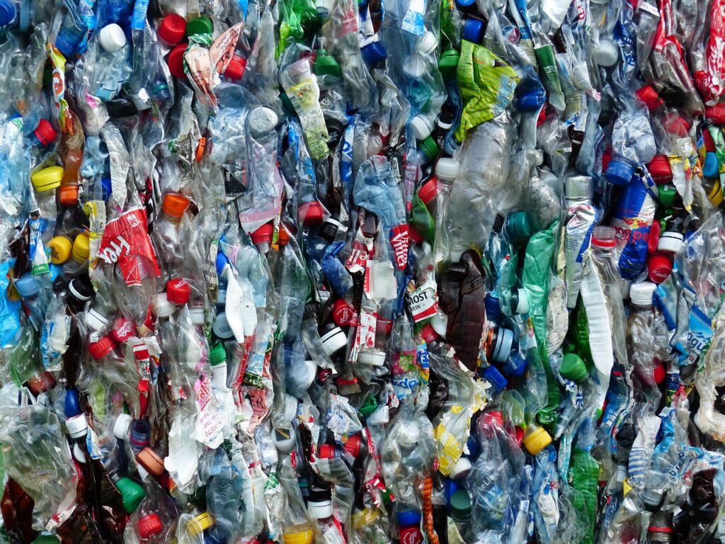 plastic-bottles-115077_1280-1024x768 Od października rusza system kaucyjny. Klienci zapłacą więcej, ale pieniądze odzyskają