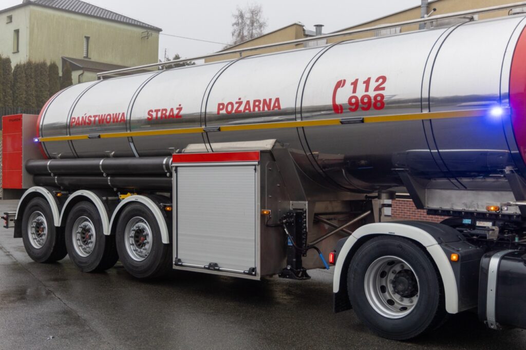 5bea443c-46d8-430c-97dd-ec4c78bfbf35-1024x682 Nowoczesny zestaw transportu wody trafił do JRG PSP w Głubczycach