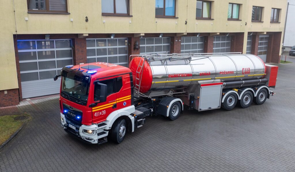 7f77ac4e-d4be-4b52-a9ca-63e8861f4fea-1024x598 Nowoczesny zestaw transportu wody trafił do JRG PSP w Głubczycach