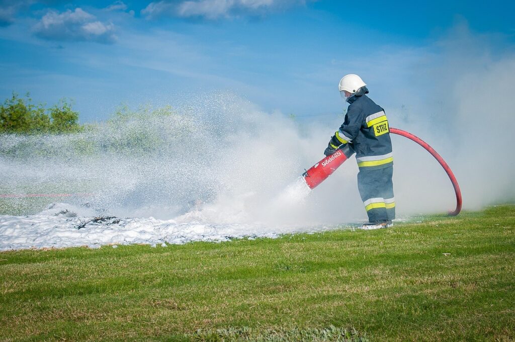 jackal211-firefighter-484527_1280-1024x680 Bydgoszcz daje sygnał, Głubczyce wyciągają wnioski. Rusza kampania „STOP pożarom traw”